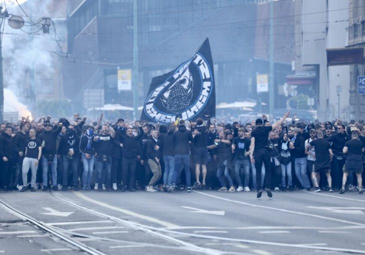 Navijači Željezničara u korteu krenuli prema Koševu!