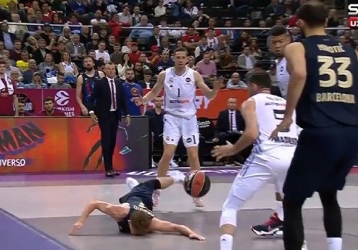 Igrač Barce ostao bez zubi u El Clasicu. Jezivo opalio glavom o parket