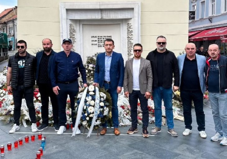 Delegacija FK Željezničar položila cvijeće na Tuzlansku kapiju