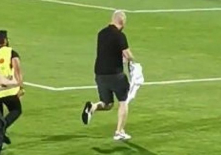 JEDAN SRBIN natjerao cijeli Jordan na bijeg:Na teren utrčao s transparentom, EVO ŠTA JE PISALO