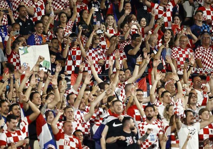 Hrvatski navijači u Rotterdamu pjevaju 