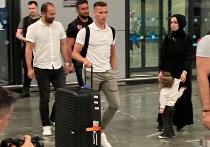 Mislav Oršić stigao u novi klub, fotografisan je odmah na aerodromu