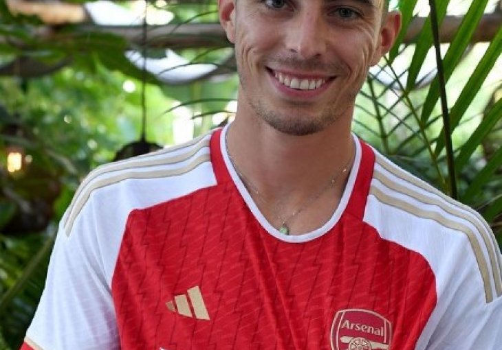 AUUUU KAKAV POTEZ Arsenal doveo igrača, a navijače protivničkog kluba naljutila lokacija snimanja: Iskoristili su trenutak