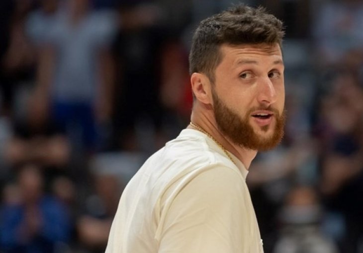 Nurkić se fotografirao ispod Draženove slike i dresova: 