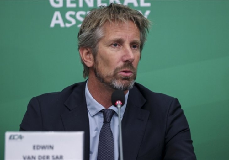 PROSLAVLJENI GOLMAN HELIKOPTEROM PREVEZEN S HVARA U SPLIT: Edwin van der Sar završio u bolnici, supruga u suzama