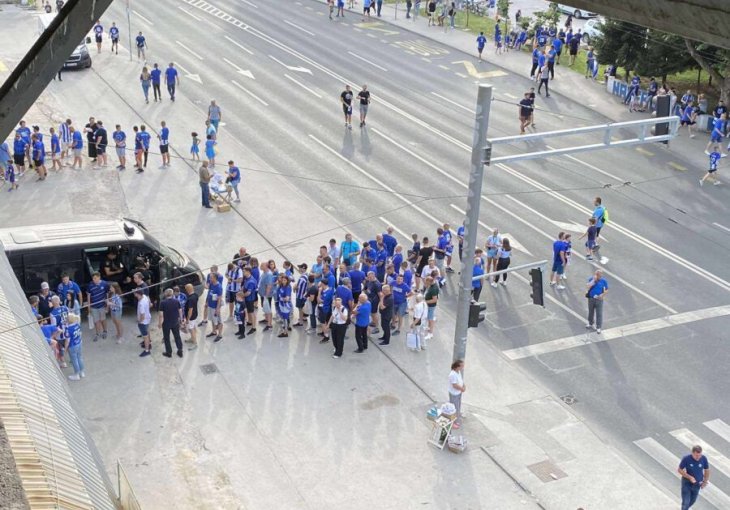 Ulice obojene u plavo: Na Grbavici vlada fantastična atmosfera!