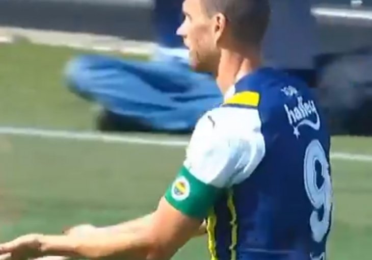 EDIN DŽEKO KUPI POHVALE Postigao je gol, a navijači Fenerbahcea su bili kreativni s komentarima
