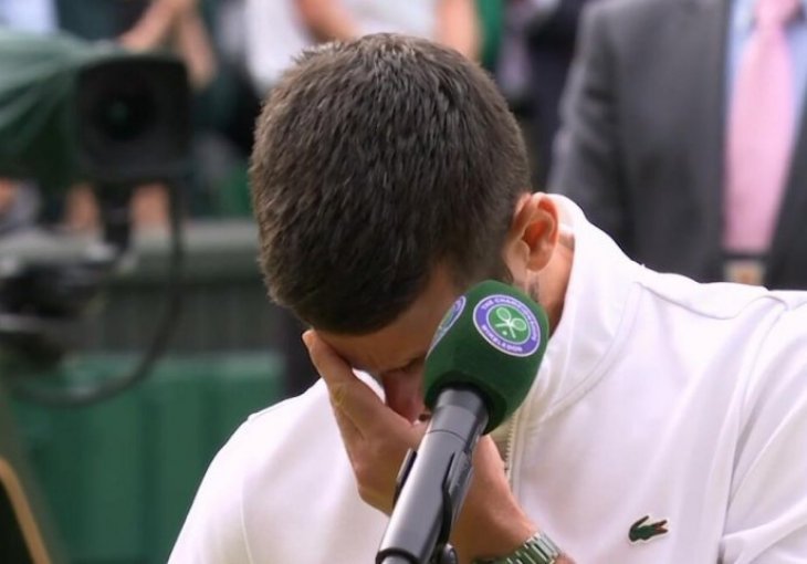 NOVAK U SUZAMA, POGLEDAO PREMA TRIBINAMA I POČEO PLAKATI: Evo koga je ugledao