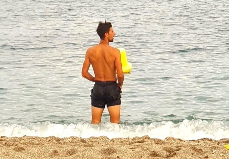 NOVAK GA BAŠ ŽIVI! SVE PRŠTI OD LUKSUZA! Đoković uživa na čarobnoj jahti simboličnog imena - evo ko mu pravi društvo!