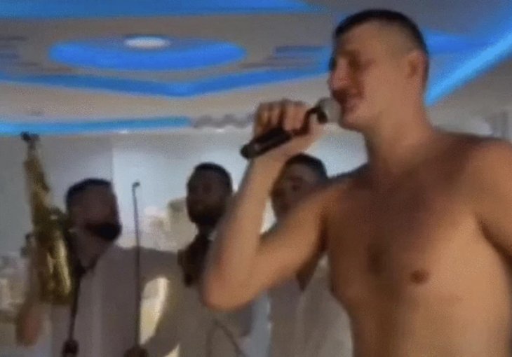 Jokića ne dotiču kritike sunarodnjaka, skinuo se do pasa pa u transu pjevao zaboravljeni narodnjak!