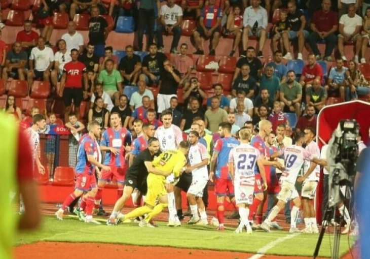 BEZ IKAKVE POTREBE Golman Borca se povrijedio u pokušaju da se obračuna s igračima Austrije, kamere sve snimile