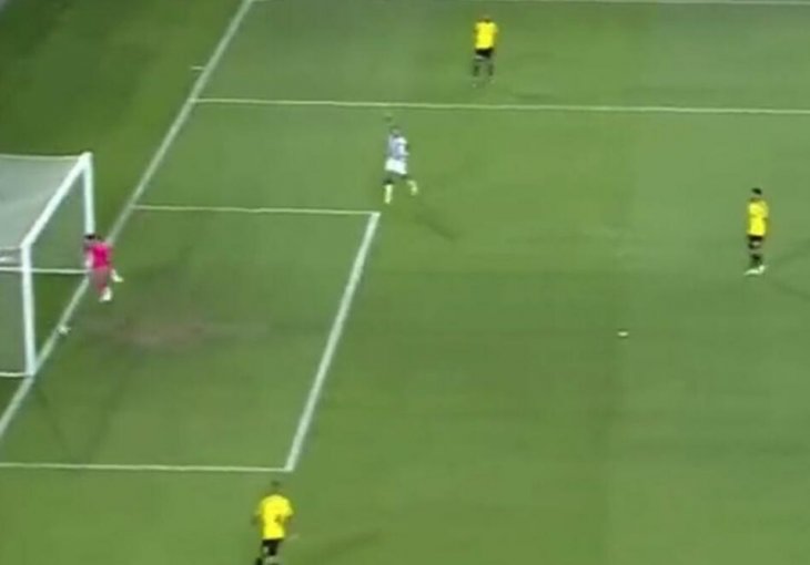 TRAGIKOMIČAN AUTOGOL: Svijet u nevjerici! Ovo se ne viđa ni na video igricama! (VIDEO)