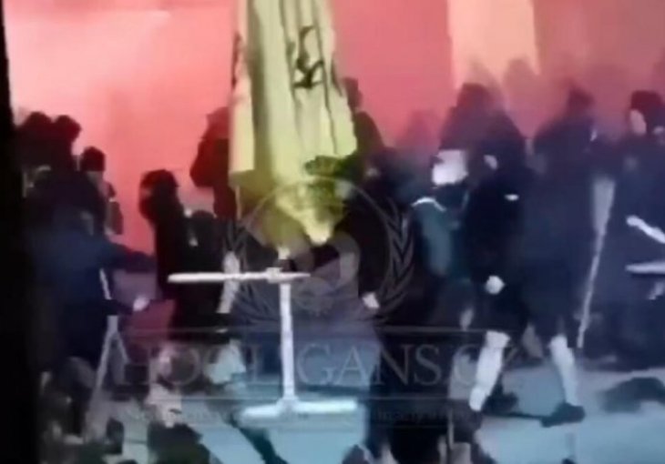 PRVA FOTOGRAFIJA HRVATSKIH HULIGANA POSLIJE HAPŠENJA: Poredani svi na podu, ne smiju ni da podignu pogled... 