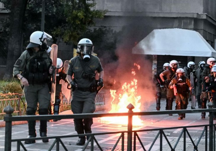 ATINA GORI! NAVIJAČI AEK-A KRENULI U OSVETU: Demoliran lokal koji pripada jednom od uhapšenih za ubistvo Mihalisa