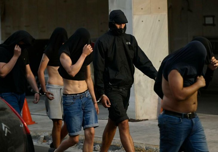 HAOS NA GRČKOJ GRANICI: Policija zaustavila vozilo, a u njemu noževi, fantomke, bokseri... Navijači krenuli ka Atini