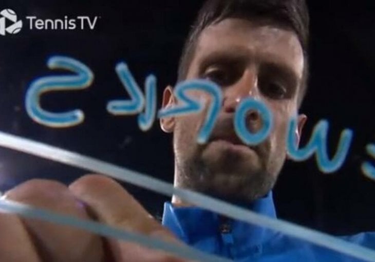 ĐOKOVIĆ OSTAVIO MISTERIOZNU PORUKU NA KAMERI! Evo šta je srpski as napisao pred finalni okršaj s Alkarazom! Mnogi se pitaju šta ovo znači? (VIDEO)