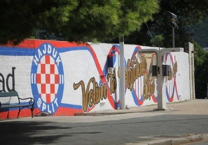 Državljani Srbije urinirali po muralu Hajduka kod Dubrovnika pa napali slučajnog prolaznika