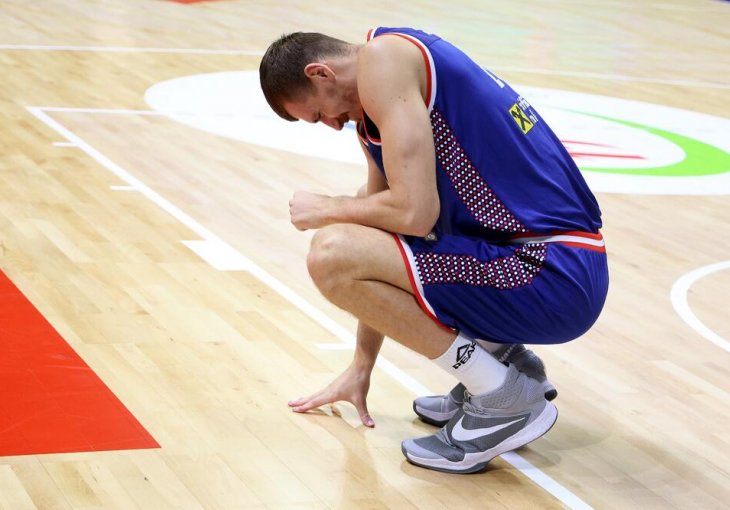 UŽASNE VIJESTI IZ MANILE ZA REPREZENTACIJU SRBIJE! KOŠARKAŠ HITNO OPERISAN: Dobio jak udarac u bubreg, ZAVRŠIO UČEŠĆE na Mundobasketu!