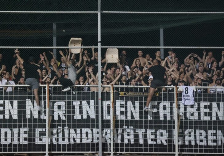 Navijači Linza uništili tribinu stadiona Pod Bijelim brijegom (FOTO)