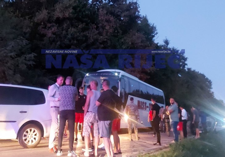 Fudbaleri Čelika doživjeli saobraćajnu nesreću, jedno vozilo završilo na krovu!
