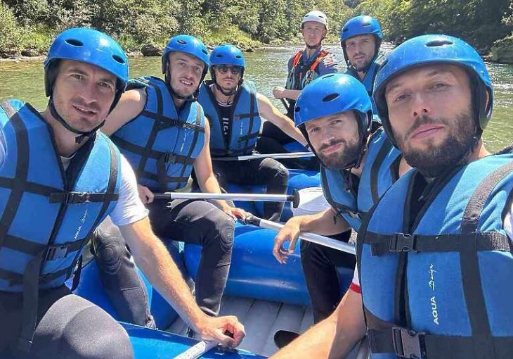 Nogometaši Željezničara iskoristili dan reprezentativne pauze za rafting na Neretvi!