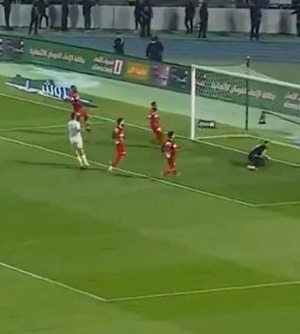 PROMAŠAJ KARIJERE, JE LI MOGUĆE OVO?! Svi su već loptu vidjeli u golu, a ovako je završio udarac sjajnog reprezentativca Srbije (VIDEO)