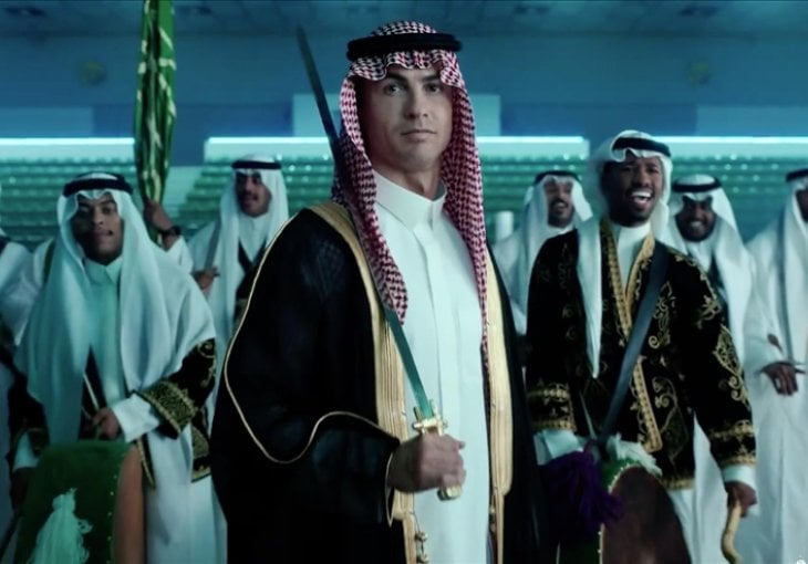 Cristiano Ronaldo zaplesao s mačem u tradicionalnoj arapskoj nošnji (VIDEO)