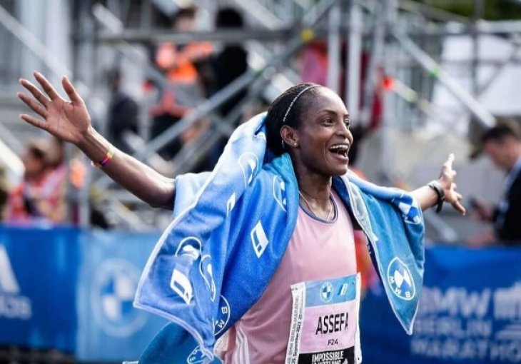Etiopljanka Tigist Assefa na spektakularan način u Berlinu postavila novi svjetski rekord u maratonu