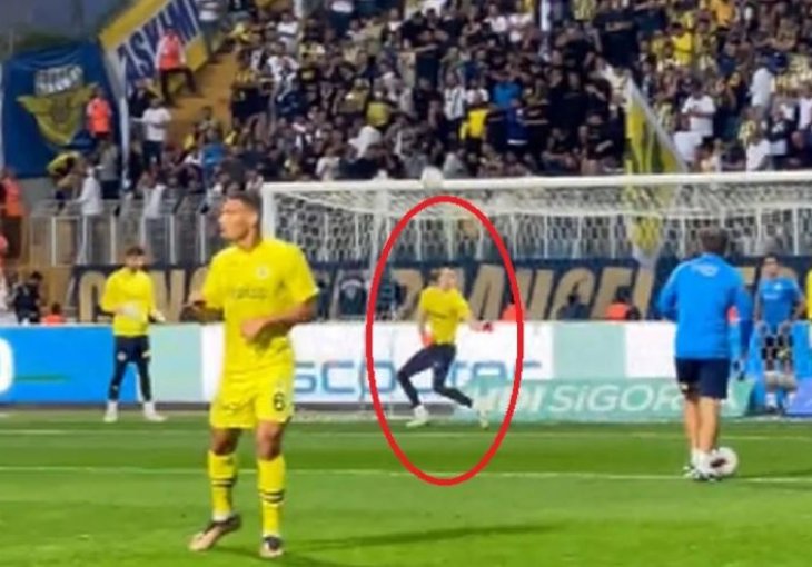 Turci u čudu gledaju i ne vjeruju šta je uradio Livaković, cijeli stadion je odmah reagovao!