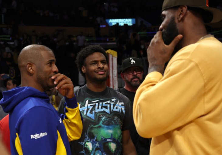 LeBron James opušteno odigrao svoju dionicu igre pa odlučio prezalogajiti na klupi (VIDEO)