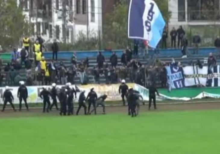HAOS U SRPSKOJ LIGI! NAVIJAČI RADA SE TUKLI S POLICIJOM! Skandal nastao zbog šala - evo kako su ga Zemunci UKRALI! VIDEO
