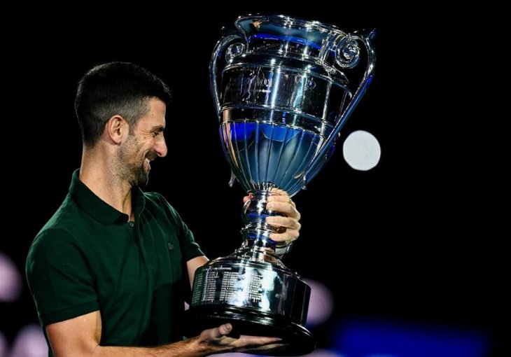 ĐOKOVIĆ PODIGAO PEHAR PRED ALKARAZOV MEČ: Novak đuskao, pa izašao na teren, predsjednik ATP-a mu predao trofej za veliki rekord (VIDEO)