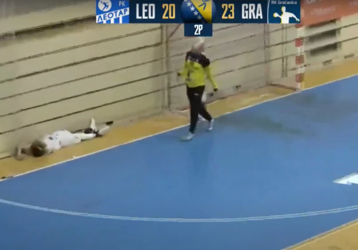 DRAMATIČNA SCENA U TREBINJU : Posle sudara sa golmanom, rukometaš ostao da leži pored terena
