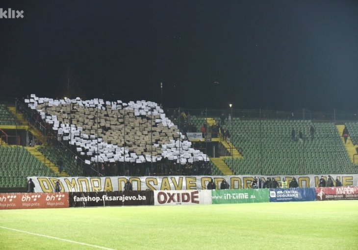 TUZLACI SU KLEKNULI NA KOŠEVU ,A SVI SU ZABORAVILI JOŠ JEDAN BIZARAN TRENUTAK SA  STADIONA:   Gosti su tada sjeli na teren, a domaći im postigli dva pogotka