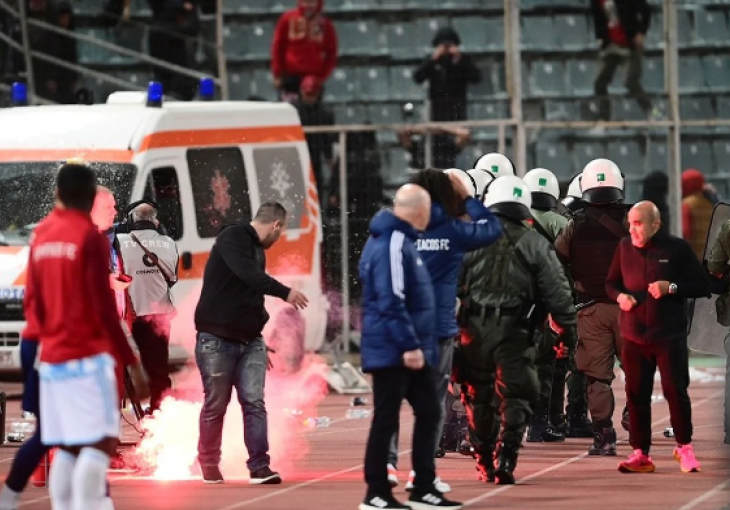 UŽASNE SCENE NA BALKANU: Utakmica prekinuta, navijači u suzama