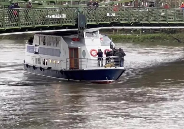 BIZARNA SCENA UOČI LONDONSKOG DERBIJA: Krenuli Temzom na gostovanje pa se zakucali u most