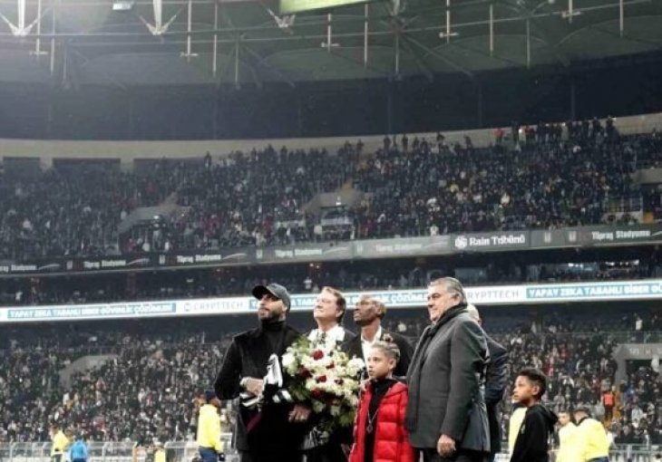 POVRATAK ČUVENOG NAPADAČA NA MJESTO SREĆE: Tribine ga pozdravile skandiranjem, suze su krenule same od sebe