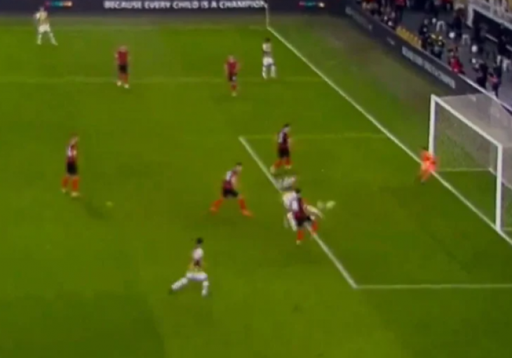 NEVJEROVATAN PROMAŠAJ EDINA DŽEKE: Dijamant sa pet metara prebacio cijeli  gol (VIDEO)