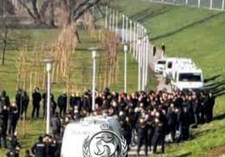 SEKUNDA DO HAOSA: Torcida se ušetala u Zagreb, policija u posljednjem trenutku zaustavila navijače