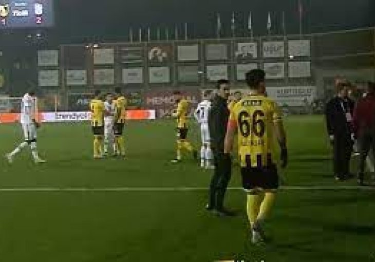 NOVI SKANDAL U TURSKOJ SUPER LIGI : Igrači zbog suđenja otišli s terena