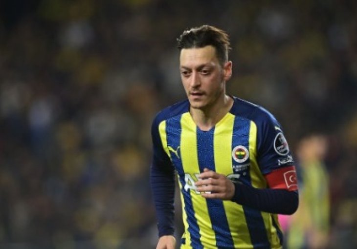 MESUT OZIL IZGLEDA DRUGAČIJE : Dok je igrao bio je mršav, a sada je potpuno promjenio izgled 