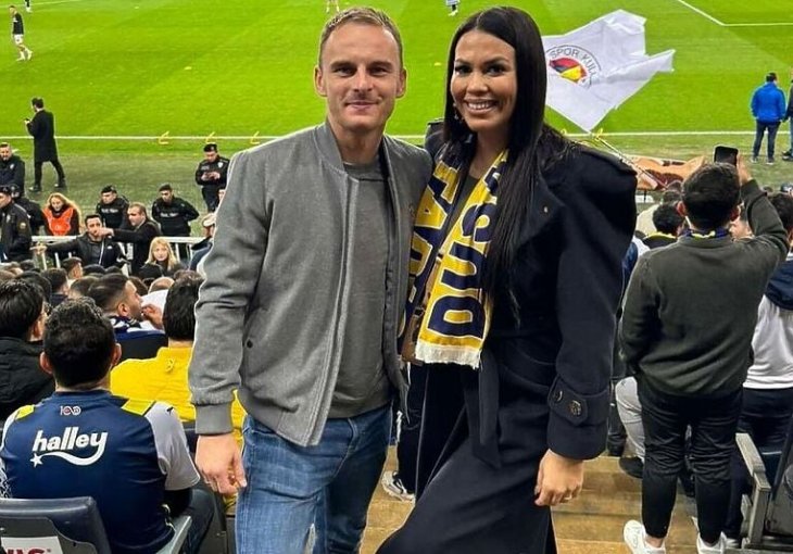 UZ PRATNJU SUPRUGE: Nemanja Bilbija sa obilježjima Fenerbahčea uživo prati najveći turski derbi