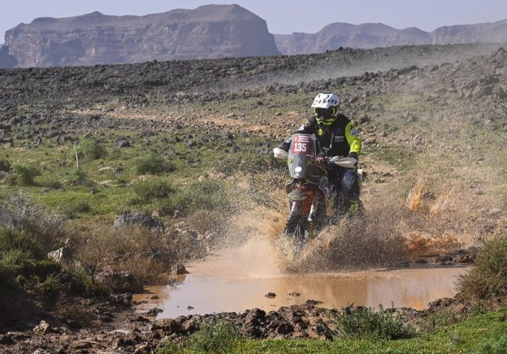 DAKAR:  Španski motociklista hitno prebačen u bolnicu nakon teške nesreće u Saudijskoj Arabiji