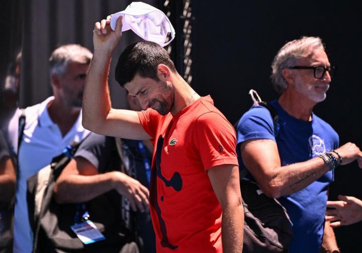 NOVAK IZAŠAO NA TEREN U NEOČEKIVANOM TERMINU! Odradio trening pred krcatim tribinama, ali i dalje ga muči isti PROBLEM! (VIDEO)
