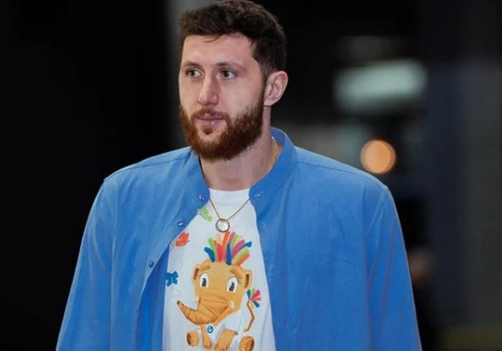 NEOČEKIVANOO:  Nurkić pred svima pokazao ko se krije na pozadini njegovog mobilnog telefona