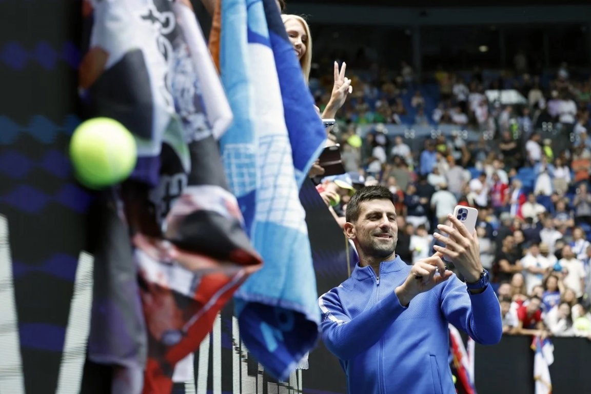 novak-djokovic-selfie