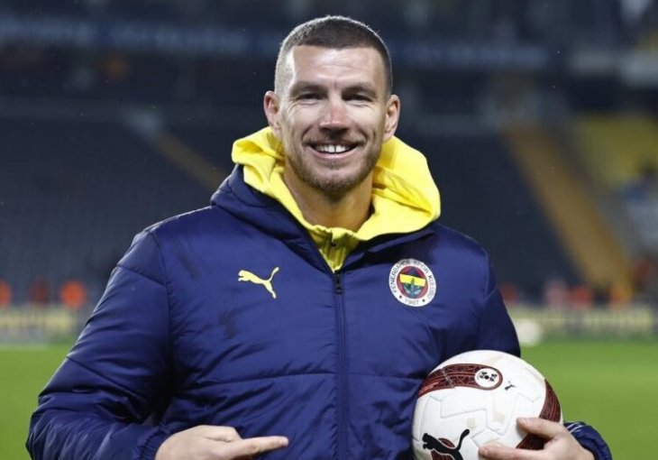 Veliko fudbalsko ime posmatra istanbulski derbi na kojem igraju Džeko i Krunić