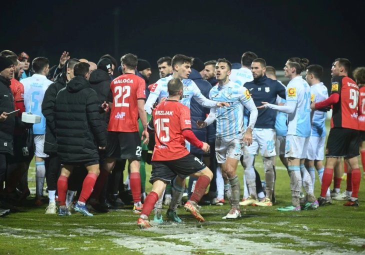 Totalni haos u HNL-u: Sijevale šake, fudbaleri izgubili živce, sudija nije znao gdje se nalazi