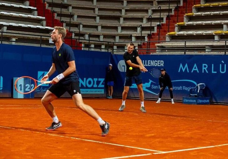 PRIJATELJSTVO I SPORT VAŽNIJI OD RATA:   Ukrajinac i Bjelorus igraju u dublu i osvajaju titule