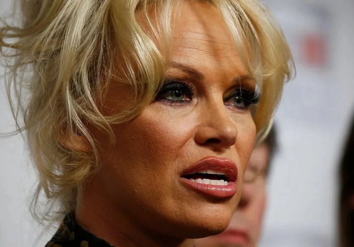 PAMELA ANDERSON OBRUKALA ČUVENOG FUDBALERA: 